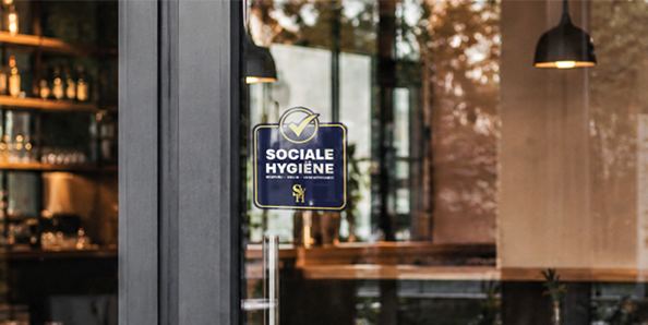 De SVH Sticker Sociale Hygiëne op een deur van een horecazaak